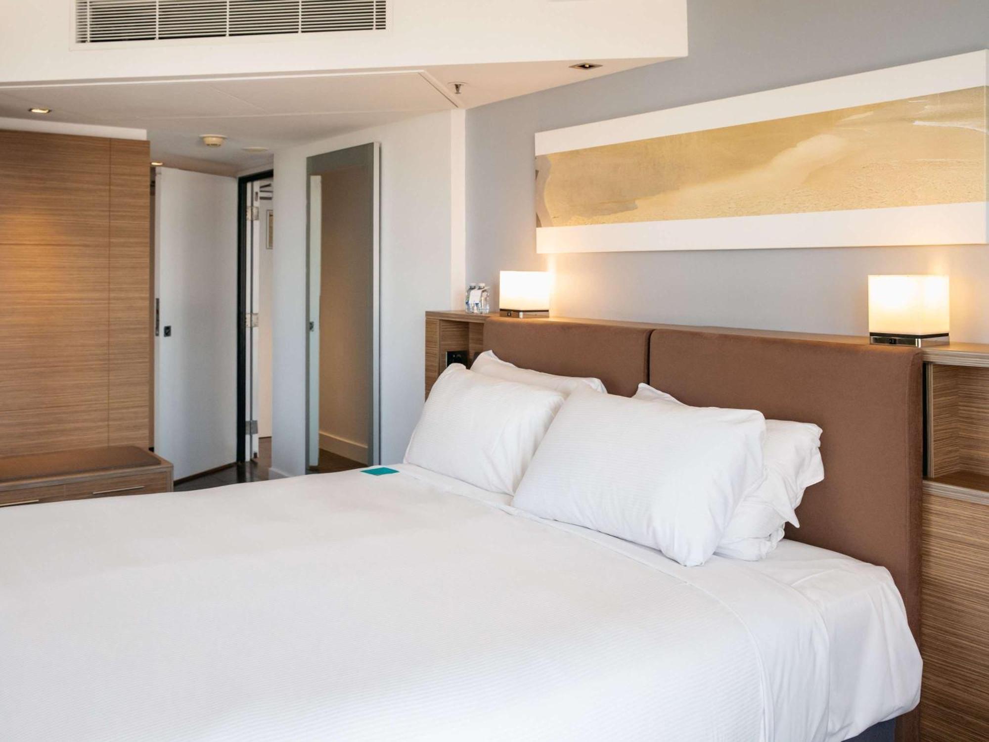 Sofitel Gold Coast Broadbeach Екстериор снимка A bedroom in a hotel