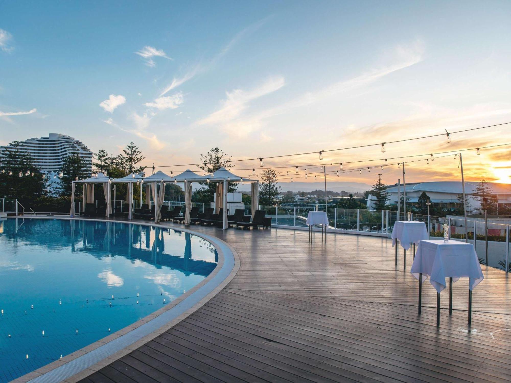 Sofitel Gold Coast Broadbeach Екстериор снимка The pool at the hotel
