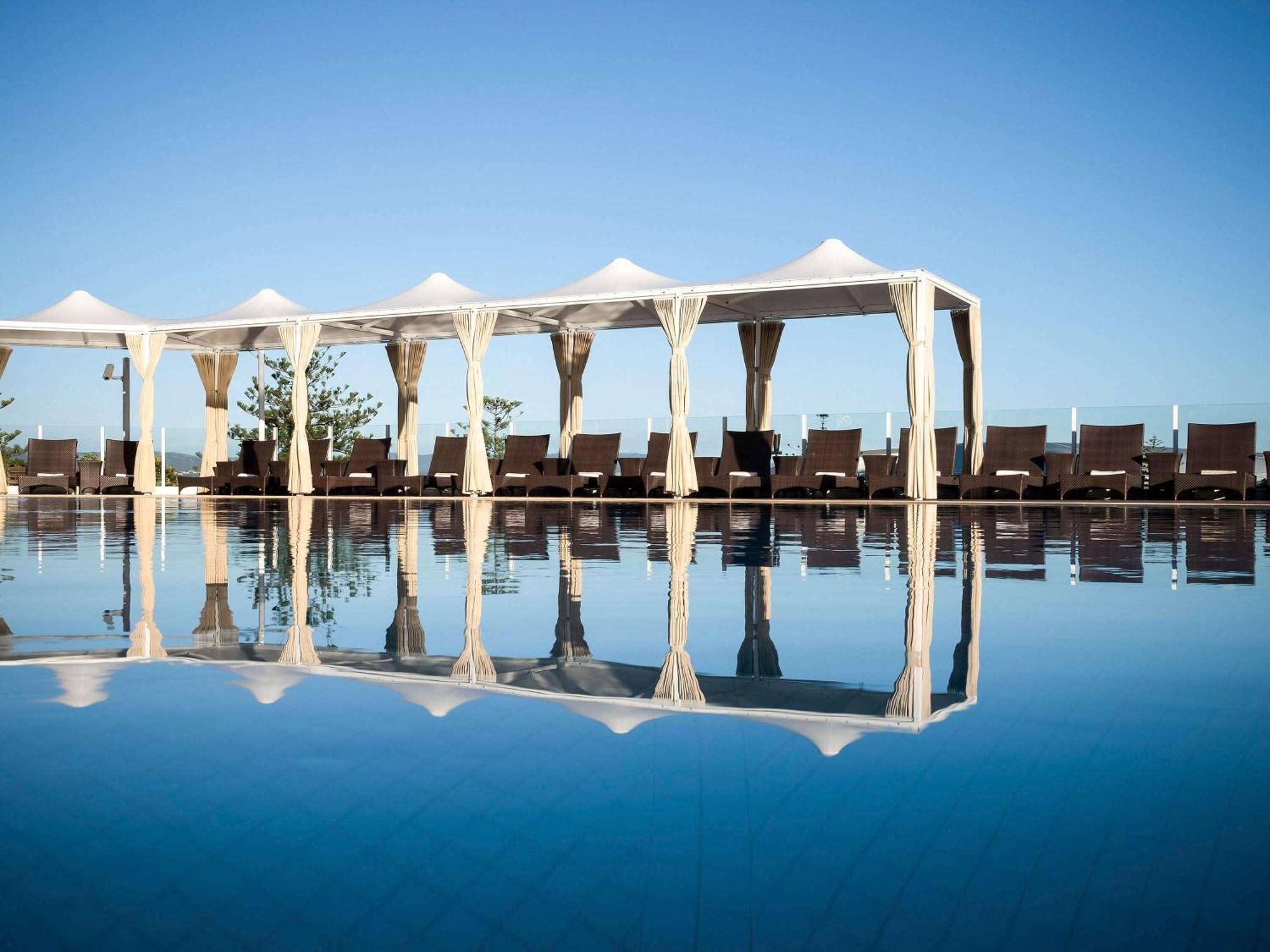 Sofitel Gold Coast Broadbeach Екстериор снимка The pool at the hotel