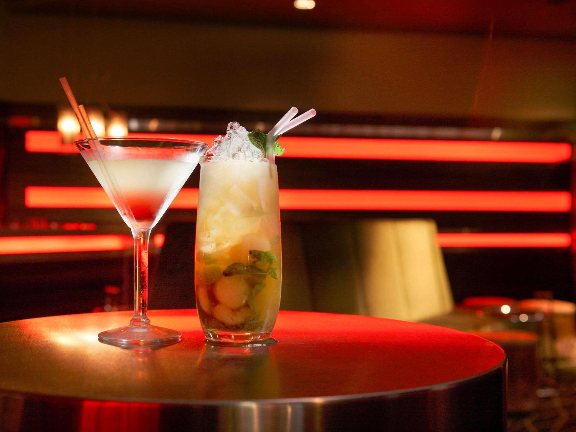 Sofitel Gold Coast Broadbeach Екстериор снимка Cocktails at the bar